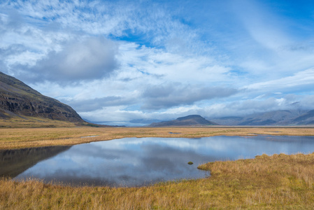 风景优美的野生冰岛景观与湖观