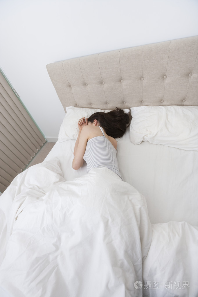 睡在床上的女人