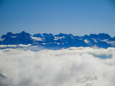 令人惊叹的鸟瞰的薄雾瑞士阿尔卑斯山和云层以上的山峰从芒 rigi 瑞士