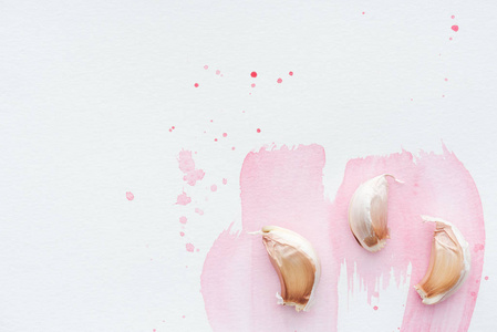 粉红色水彩笔触白色表面辣蒜的顶部视图