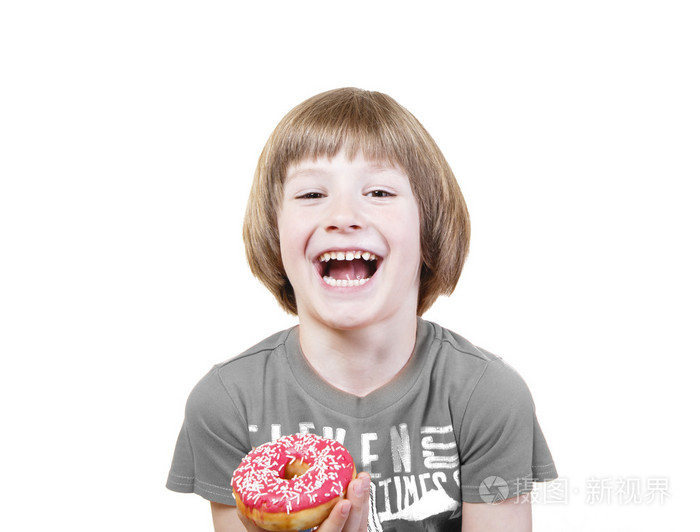与甜甜圈在白色背景上的男孩