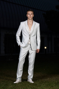 身穿白色西装的男子的时尚风格图片