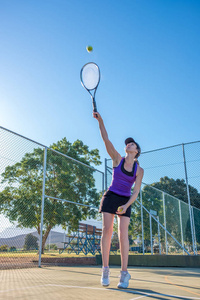 网球比赛中女子网球运动员发球图片
