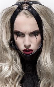 女人在 bdsm 颈环照片