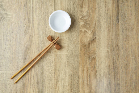 筷子和白色碗木桌背景。平躺, 复制空间。设计, 中午阳光, 日式