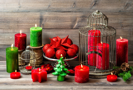 圣诞静物用燃烧的蜡烛，红色的小玩意