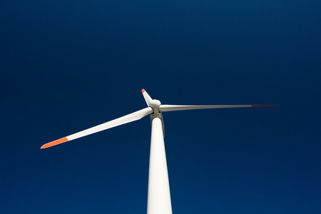 风力发电机组用清晰的蓝天图片