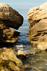 波浪景观的海上岩石
