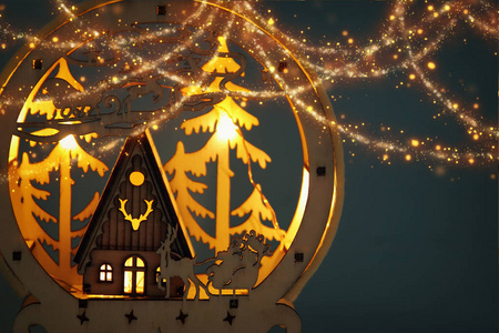 小木松树森林, 小屋和圣诞老人在雪橇与鹿的梦幻般的圣诞场面的低调形象