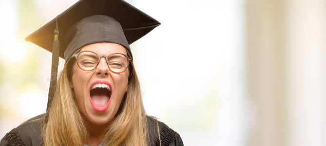 年轻女子大学毕业的学生压力重重, 惊恐万分, 大叫恼怒和沮丧。不愉快的手势。烦人的工作让我发疯