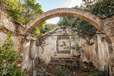 在科西嘉盖科西嘉 Granaggiolo 附近的林地废弃和废弃的小石头教堂的内部