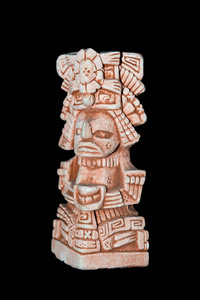 与黑色背景隔绝的玛雅雕像