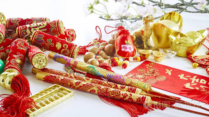 春节小狗节装饰品 文章中的汉字指的是好运 财富 金钱流 意味着好运和运气照片 正版商用图片087vqe 摄图新视界 春节小狗节装饰品 文章中的汉字指的是好运 财富 金钱流 意味着好运和运气照片 正版商用图片087vqe 摄图新视界