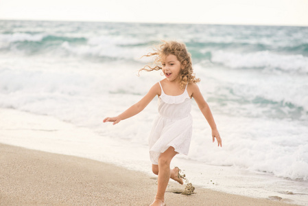 沙滩上的小女孩