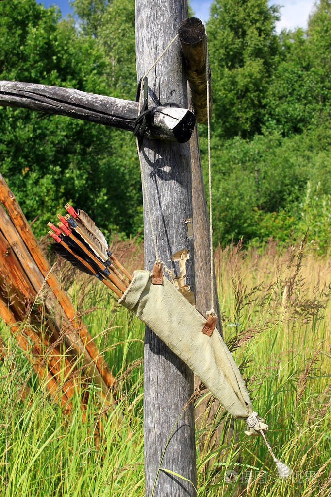 木质原木上挂着弓箭箭