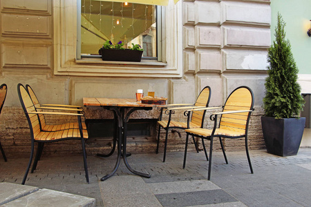 街道咖啡馆的桌椅