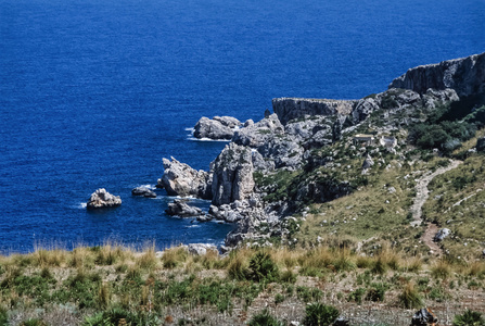 西西里多岩石的海岸线