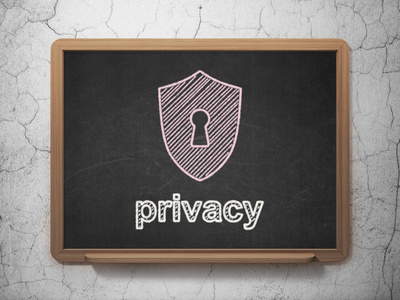 安全概念 锁孔入路与黑板背景上的隐私屏蔽