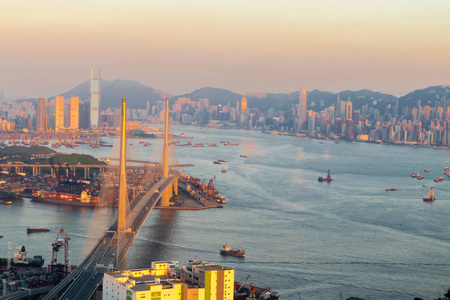 香港鸟瞰与港口及海运贸易图片