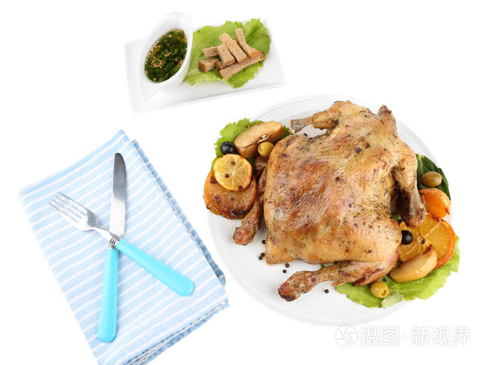 整只烤鸡配蔬菜，颜色餐巾，放盘子里，白色衬底上分离出的成分