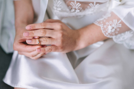 订婚戒指在新娘的手指上。婚礼日