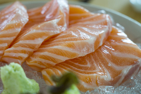 日本菜, 生鱼片的鲑鱼。选择性聚焦