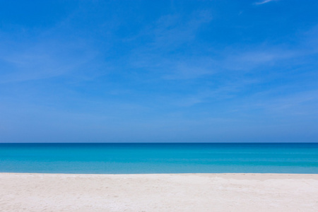 海滩和天空美丽的蓝色天空和白沙的海滩上沙巴,东马来西亚婆罗洲照片