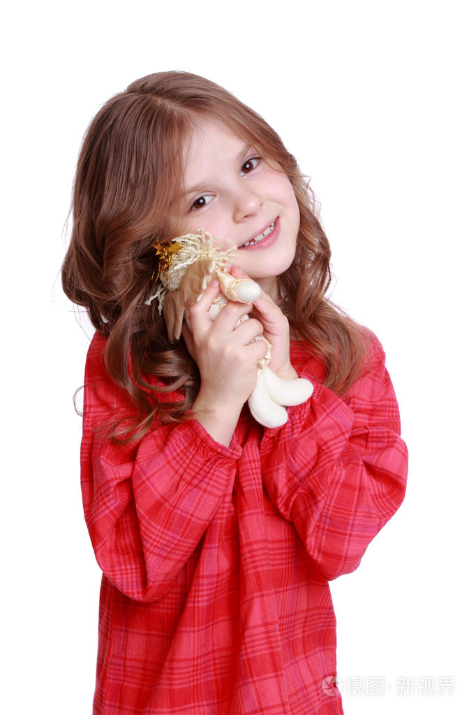 小姑娘抱着可爱的天使娃娃