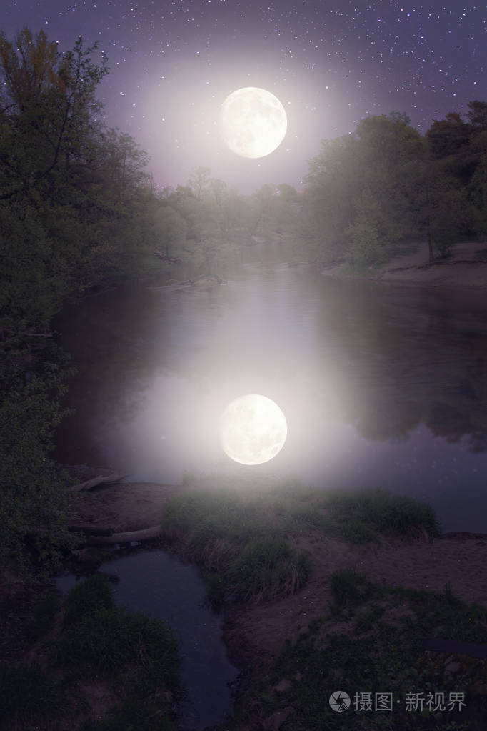 月亮在池塘里的倒影