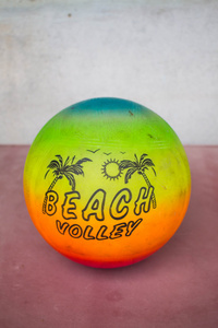 在沙滩上打排球的球