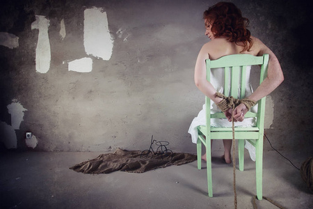 绑架帅哥被折磨图片