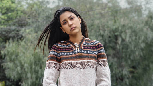 严重可爱的秘鲁人穿着冬天的衣服照片