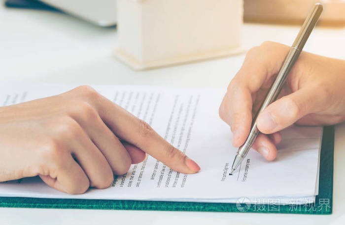 女实业家在办公室签协议合同