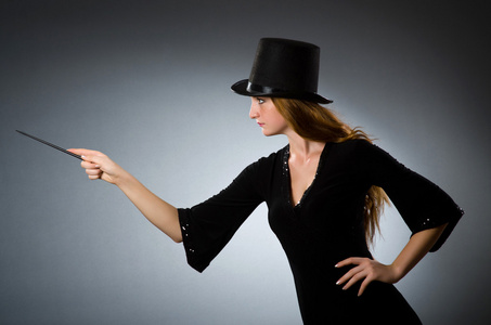 女魔术她用魔杖的把戏的女魔术师照片