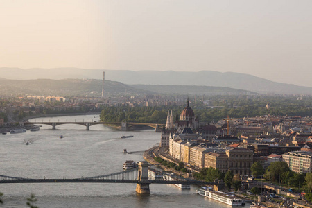 国会和虫害城市的晚报。布达佩斯, 匈牙利, 欧洲的灿烂的春天城市景观