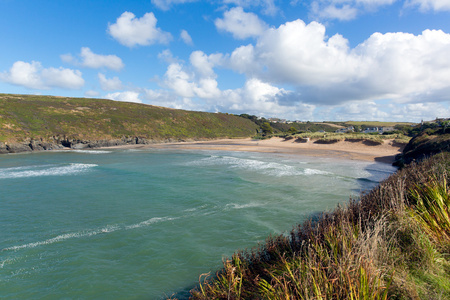 Porthcothan 湾康沃尔郡英格兰英国康沃尔北海岸伯恩茅斯和帕德斯托之间在晴朗的蓝天底下的一天