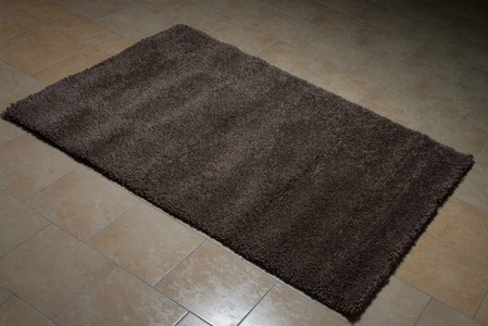 灰色的地毯躺在地板上
