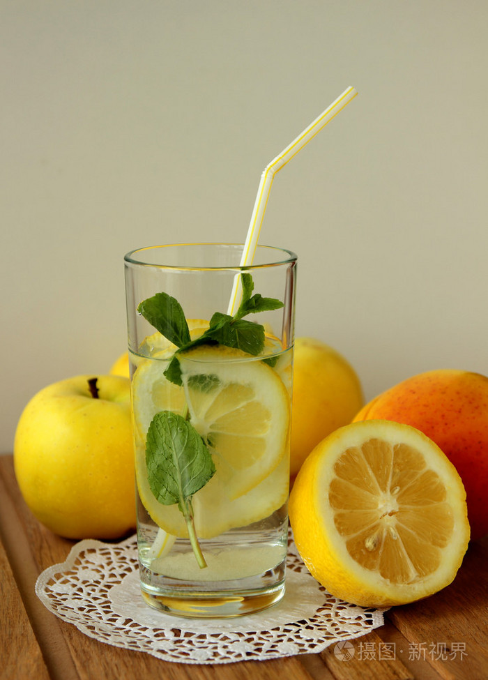 柠檬水,一片柚和苹果