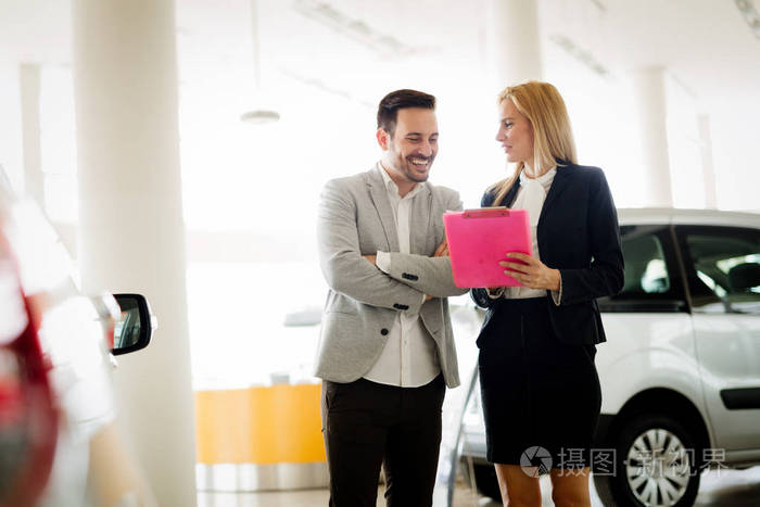 职业女性销售人员在与客户在汽车经销商工作期间照片-正版商用图片088