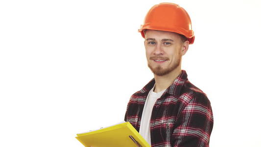 年轻的职业男性承包商在安全帽做笔记微笑
