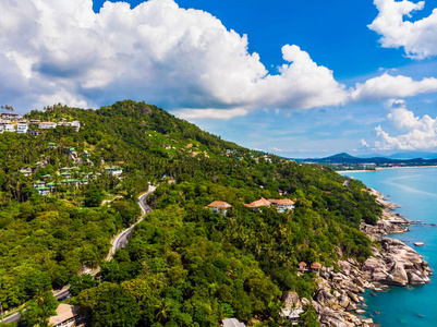 美丽的热带海滩和海的鸟瞰与棕榈树和其他树木在苏梅岛岛旅游和度假