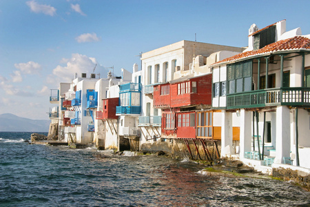 传统建筑物粉刷的海岸边上建