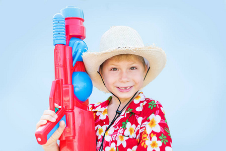 男孩水枪图片