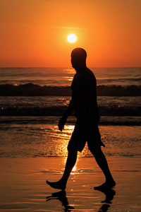 在日落海滩在泰国普吉岛旅游的剪影