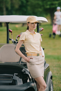 绿色草坪高尔夫球车口袋中女高尔夫球手的选择焦点