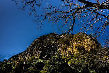 Sanbangsan 山寺, 位于韩国济州岛。你可以看到美丽的树枝挂在前面的景色与山对蓝天