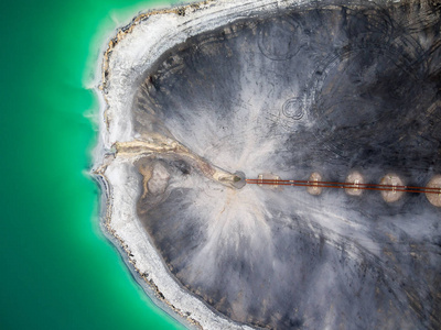 蔚蓝湖顶视图, 抽象幻想绿色和褐色图案背景