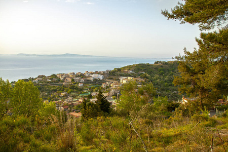马萨鲁布朗斯和索伦托半岛和海湾的景观, 与卡普里岛那不勒斯, 意大利