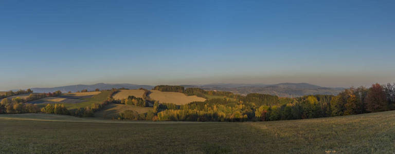 克尔科诺谢山国家公园 Roprachtice 村附近的彩色干秋季