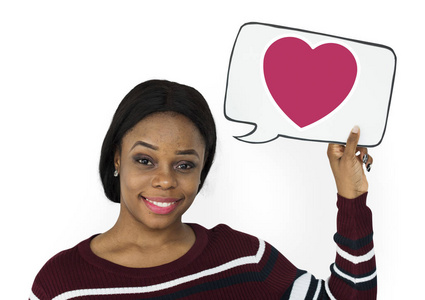 非洲妇女手持语音泡沫与心脏图标
